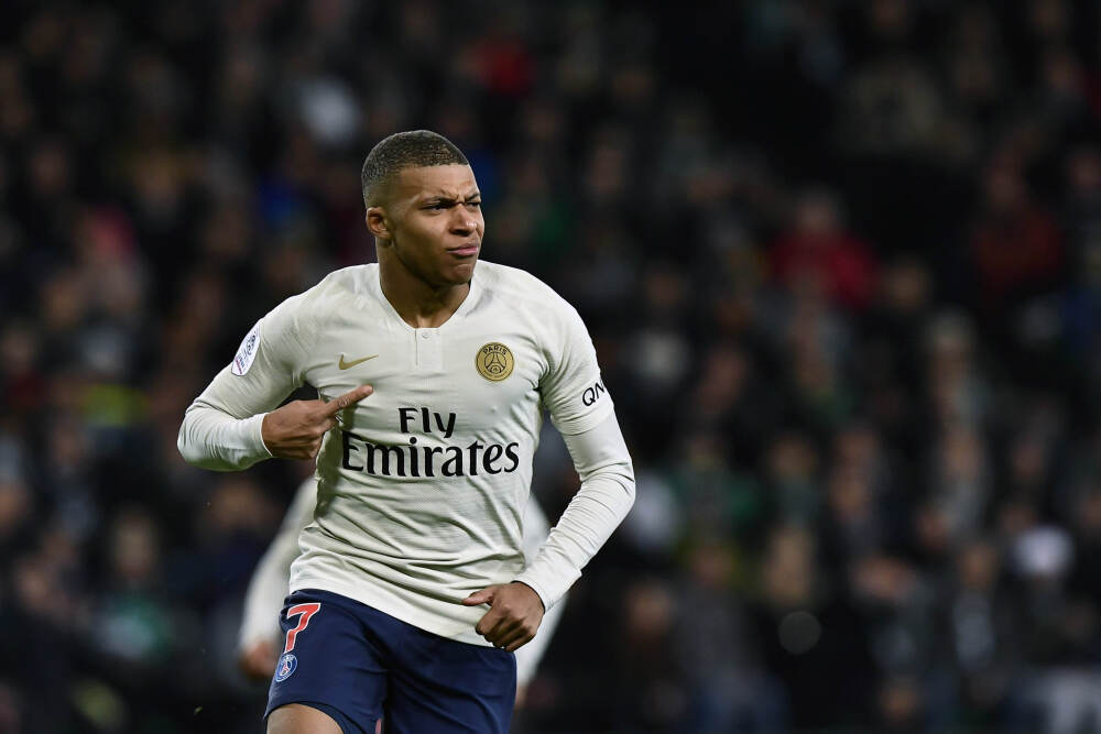 看到这张模糊的照片，店老板立即报警……